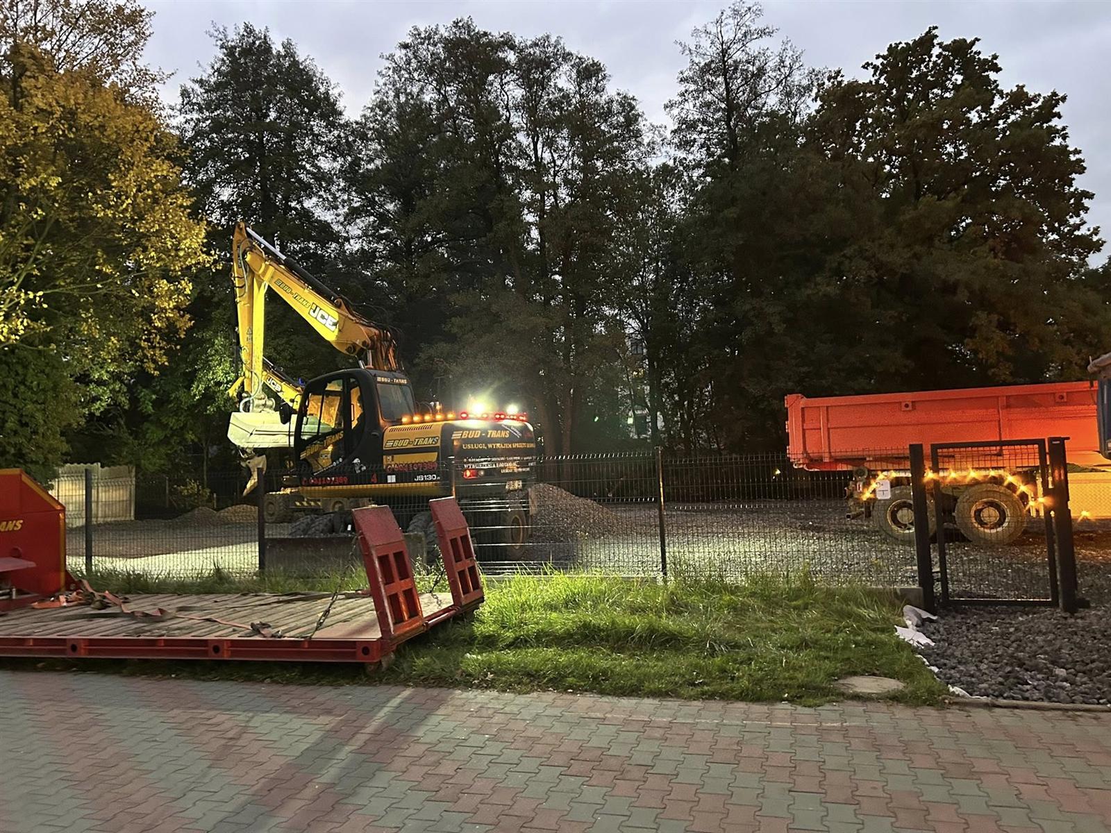 Mercedes BUD-TRANS z koparką JCB